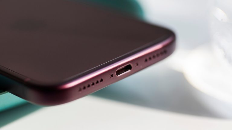 Blick auf die Unterseite des iPhone 18 Pro Max in Burgunder.