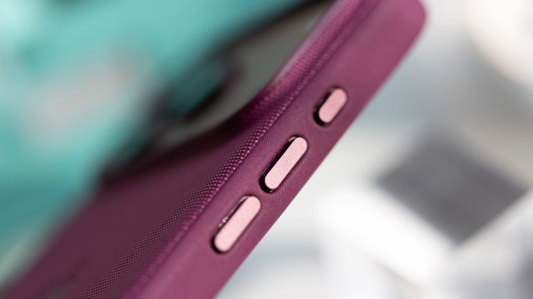 Ein iPhone 18 Pro Max mit der Funktionsgewebe-H&uuml;lle von Apple in Burgunder.