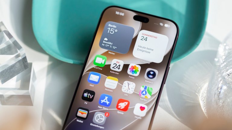 Blick auf das Display von einem iPhone 18 Pro Max, auf dem der Homescreen zu sehen ist.