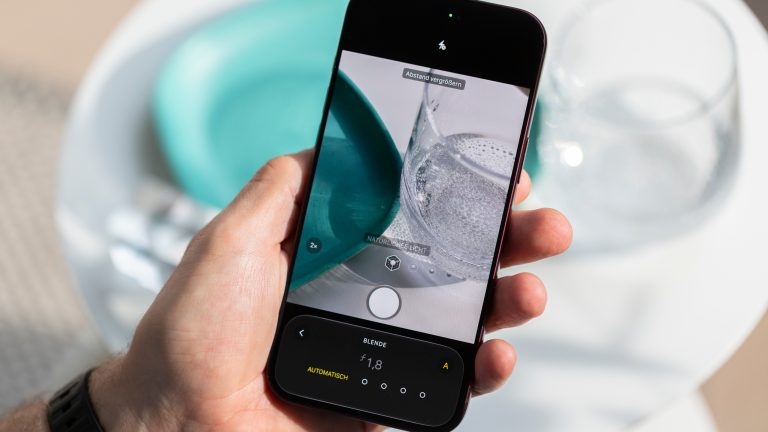 Eine Person h&auml;lt ein iPhone 18 Pro Max in der Hand, auf der die Kamera-App mitsamt Blenden-Einstellung zu sehen ist.